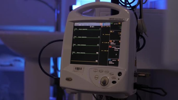 诊所手术室的医疗监护设备。手术室的心脏心电图。病人在屏幕上心跳。