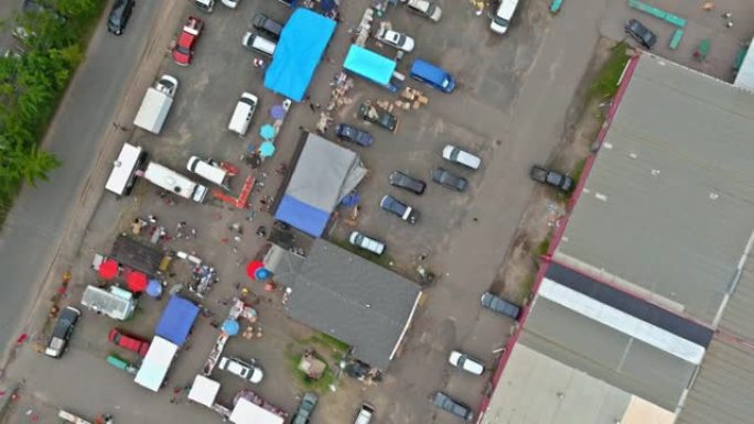 美国新泽西州英格兰镇街头周末跳蚤市场的空中俯视图