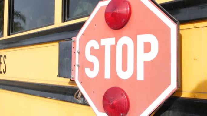 红色站牌，美国黄色校车。校车或班车，道路安全。