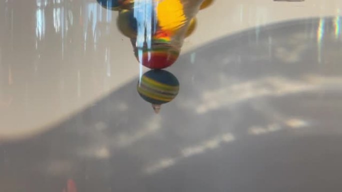 水中的抽象球