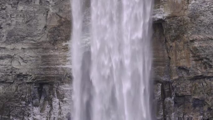 纽约伊萨卡附近的手指湖地区的Taughannock瀑布的晚秋视频。