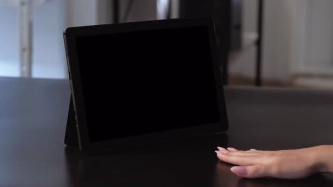 空屏幕网络通话强调女性平板电脑黑色