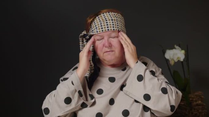 一位老年妇女正在经历头痛和抑郁。老年人健康状况不佳。老年人疾病的概念