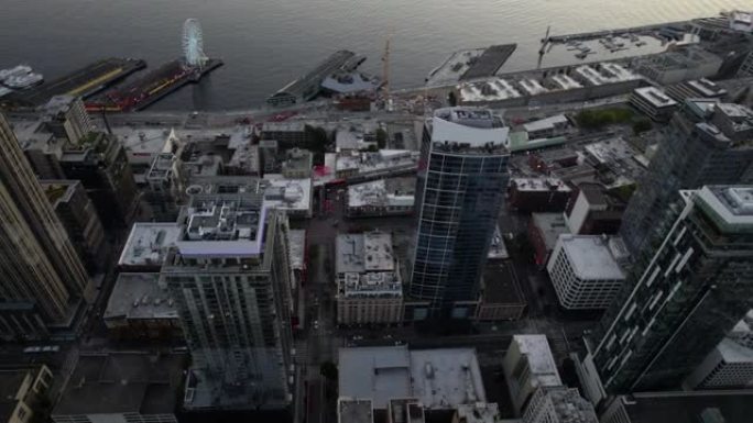 俯瞰西雅图派克松零售核心区海滨公寓的鸟瞰图，美国华盛顿州黄昏-盘旋，无人机拍摄
