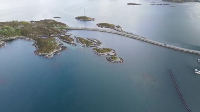英雄桥的鸟瞰图。连接Gurskoya和Leinoya岛的悬臂桥。挪威。