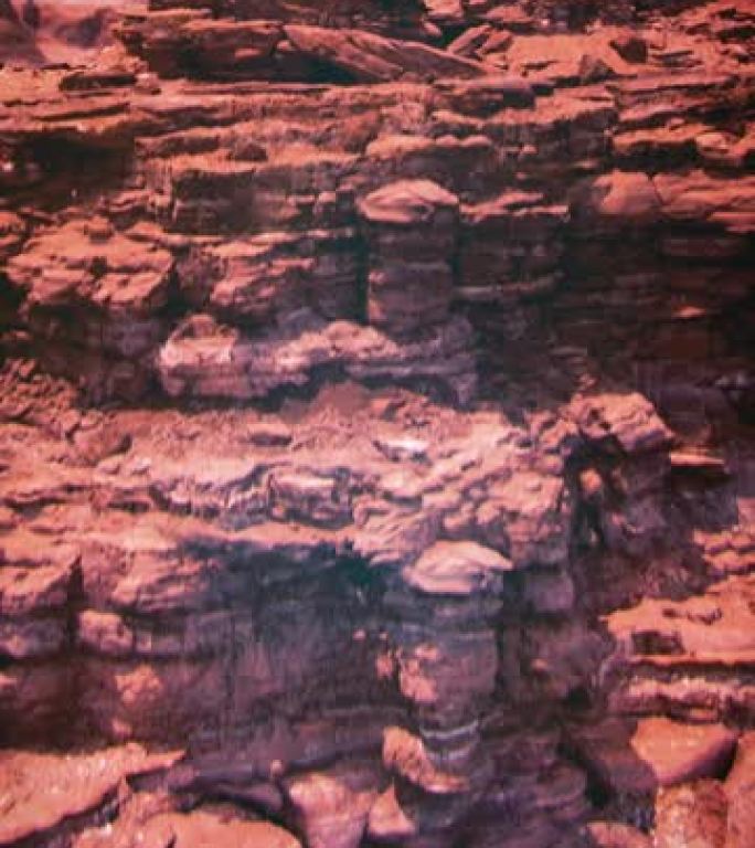 红色星球火星干旱山脉的无人机飞行视图垂直视频