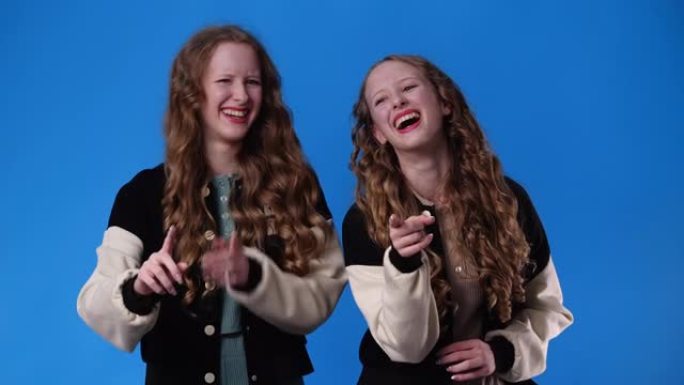 两个双胞胎女孩笑着看着镜头的4k慢动作视频。