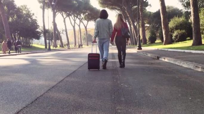 年轻夫妇去罗马旅行。