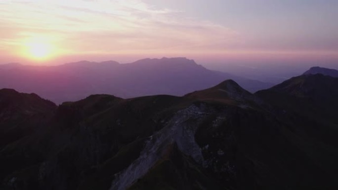 空中无人机拍摄日落时的山脊线