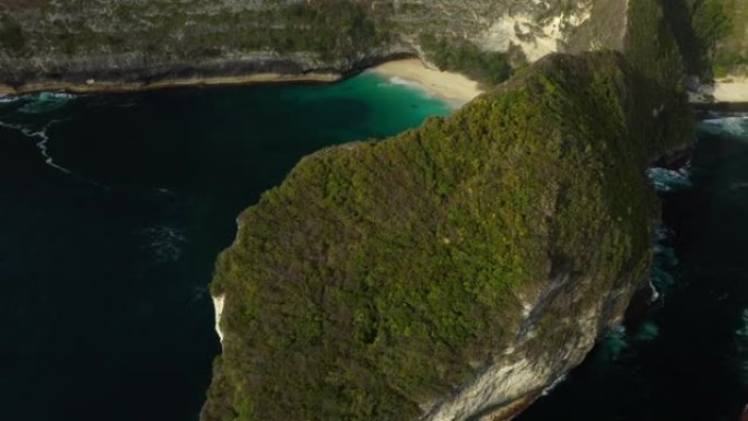 从上方可以看到，霸王龙形悬崖的令人惊叹的鸟瞰图，美丽的Kelingking海滩沐浴在碧绿的大海中。印