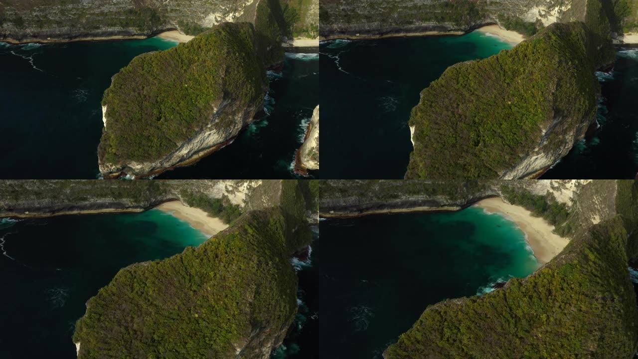 从上方可以看到，霸王龙形悬崖的令人惊叹的鸟瞰图，美丽的Kelingking海滩沐浴在碧绿的大海中。印