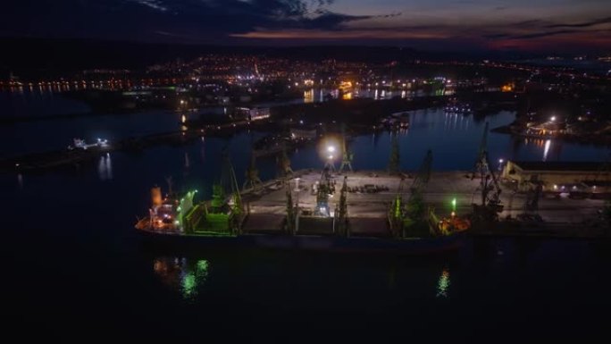 大型货船的鸟瞰图散货船夜间在港口装载麦粒
