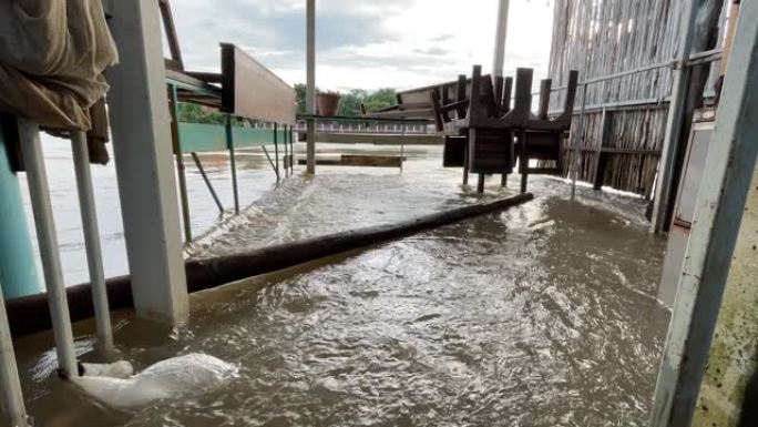 泰国一个村庄的河水上升