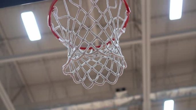 篮球篮的低角度视频，天花板上有白网和白光