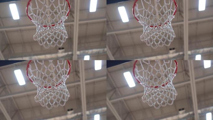 篮球篮的低角度视频，天花板上有白网和白光