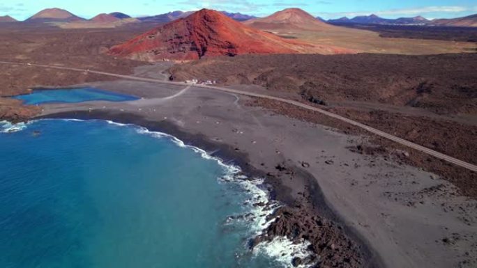 火山兰萨罗特岛风景。Los Hervideros洞穴，悬崖和红山的空中无人机视频。热门旅游目的地加那