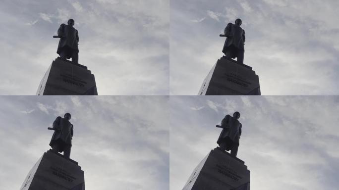 以帕维尔·纳希莫夫 (Pavel Nakhimov) 的名义建造的大型青铜纪念碑的仰视图。行动。艺术