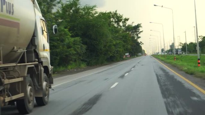 汽车在雨天在高速公路上行驶