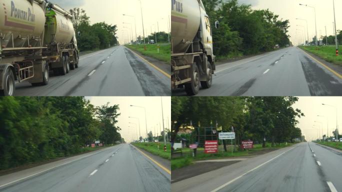 汽车在雨天在高速公路上行驶