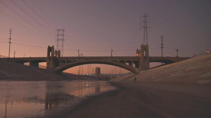 洛杉矶市中心河上的一座桥的迷人夜景