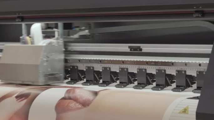 编织材料上的工业印刷，现代数字喷墨打印机将图片放在布画布上