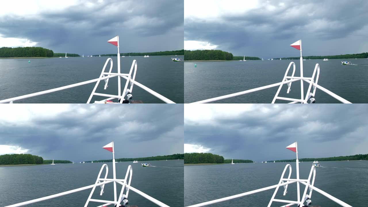 波兰船旗旗帜巡游湖与雷暴云来袭