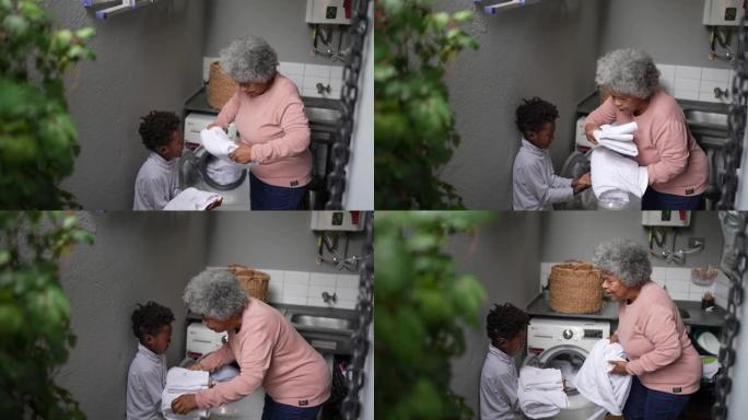 奶奶和孙子在家洗衣服