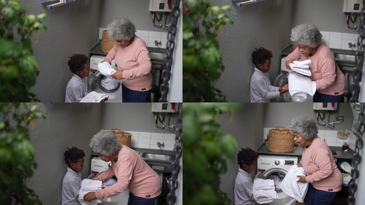 奶奶和孙子在家洗衣服