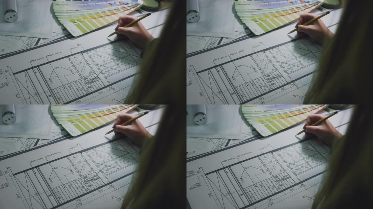 一位女建筑师会绘制建筑物或家庭住宅的图纸。一个女人在设计车间画蓝图。造物主在工作坊里。