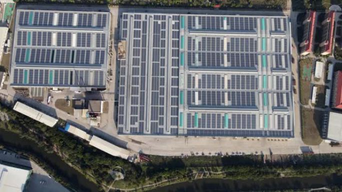 工业区厂房屋顶新能源太阳能光伏发电鸟瞰图