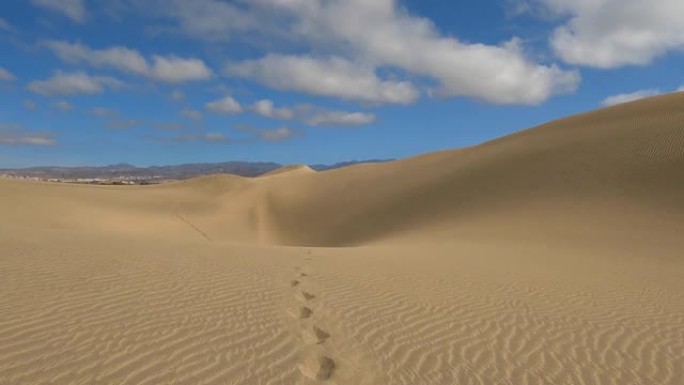 无人机拍摄了沙漠中沙丘上的一对脚印