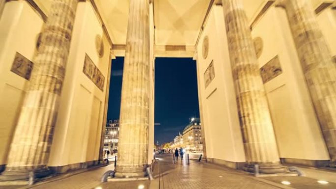 勃兰登堡门延时，晚上的超流镜头，游客四处走动，穿过门，门柱之间，广角。柏林德国
