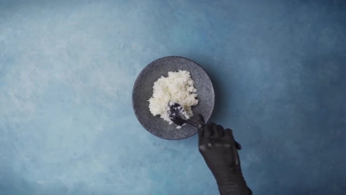 碗上加海藻沙拉的白米饭
