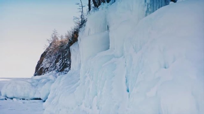 贝加尔湖，岩石上的大冰，挂冰柱。一种罕见的自然现象。俄罗斯西伯利亚贝加尔湖。空中无人机射击4k