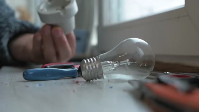 电工将灯泡连接到插座。