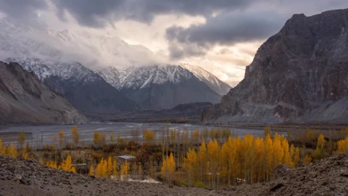倒日移动云日出场景喀喇昆仑山区喀喇昆仑山脉的壮丽景色秋天在巴基斯坦罕萨谷区帕苏谷