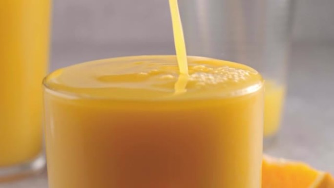 倒入玻璃杯中的新鲜橙汁