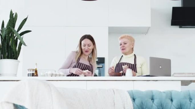 家庭面包店快乐女性在线技术