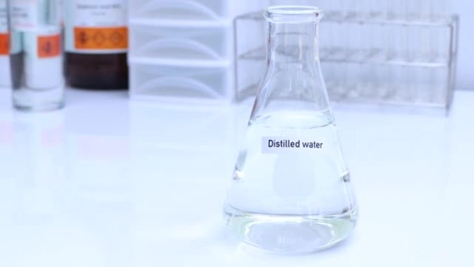 瓶中的蒸馏水，实验室中的样品水