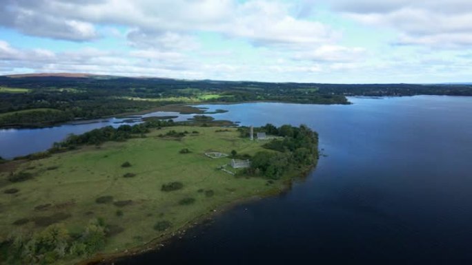 圣岛，Inis Cealtra，无人岛，地标，芒斯特，德尔格湖，爱尔兰。无人机轨道旋转，显示周围的乡