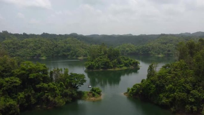 无人机拍摄了山溪中一个美丽的湖泊