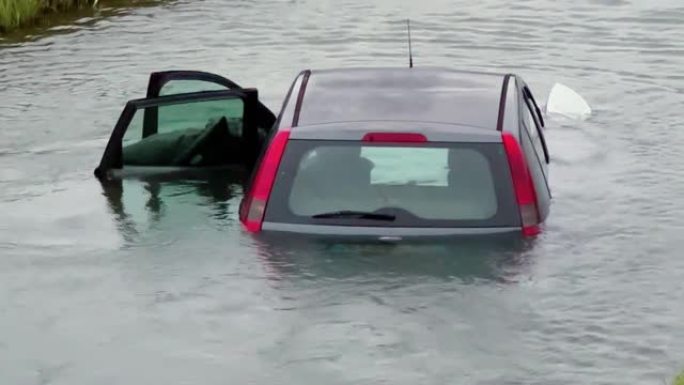 在河里下沉的汽车。汽车保险的概念