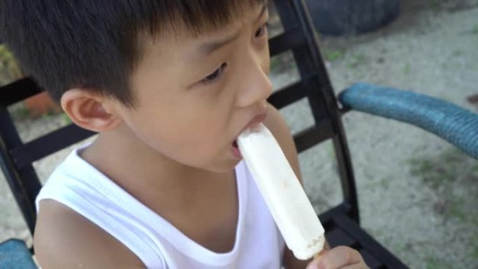 中国孩子吃冰淇淋棒