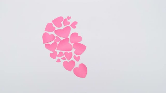 在白纸背景上由各种较小的心形制成的大粉红色心形