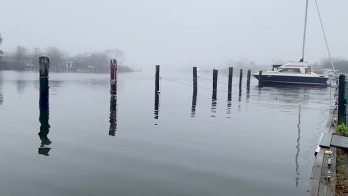 在纽约巴比伦的一条运河上，雾霾笼罩。