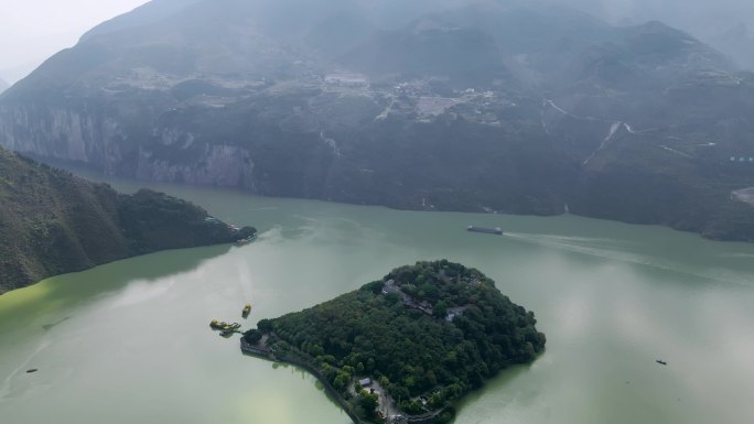 重庆奉节瞿塘峡上的白帝城