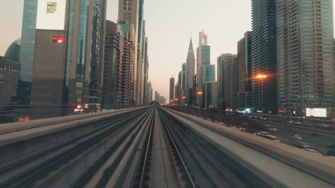 迪拜，阿联酋-10月10日，2022: 迪拜铁路地铁列车，未来博物馆和日落天空背景，天际线全景
