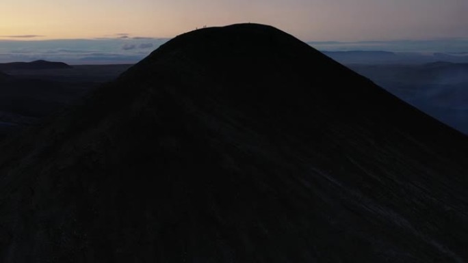 从fagradarsfjall火山的角度出发的徒步旅行者