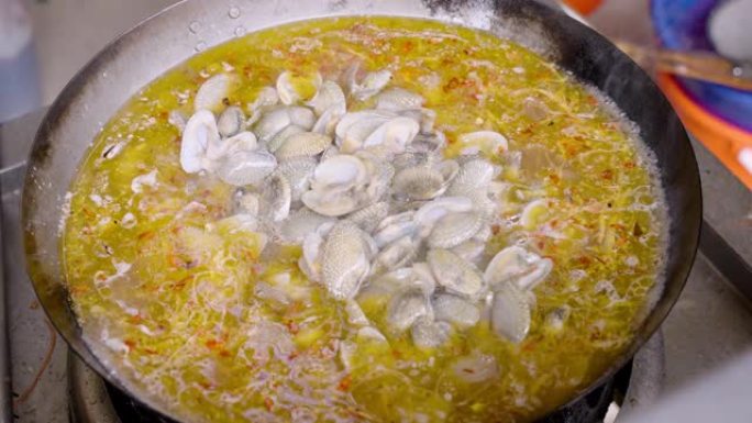 特写马来西亚华人街头美食烹饪海鲜蛤蜊面汤
