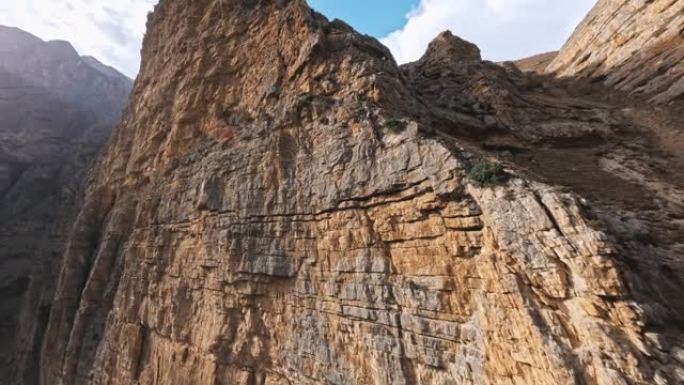 悬崖结构山顶地质地层沙漠石山谷溪峡谷鸟瞰图